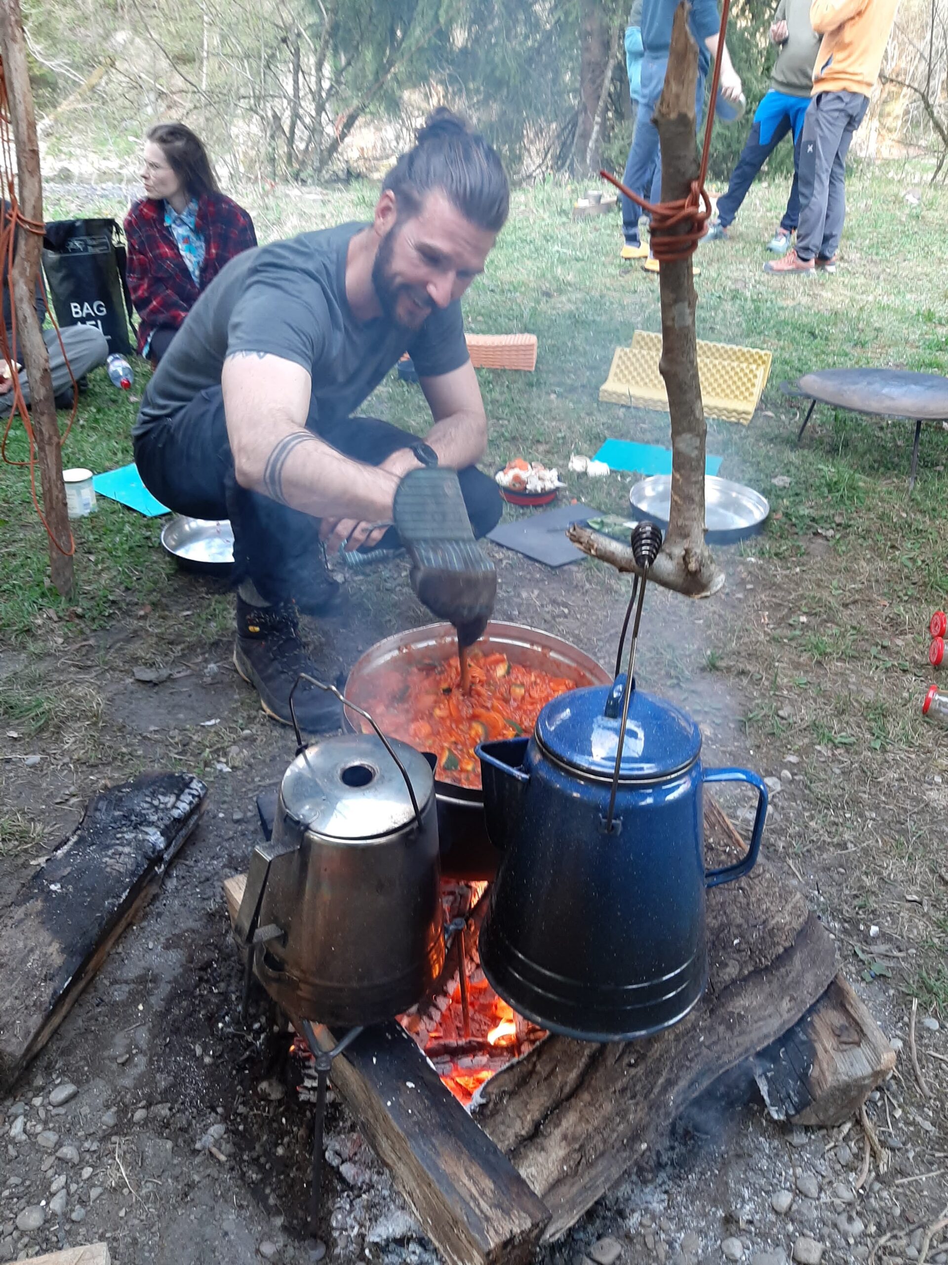 Ikigaipreneur kocht über offenem Feuer – Retreat für Unternehmer mit Sinn und Seele
