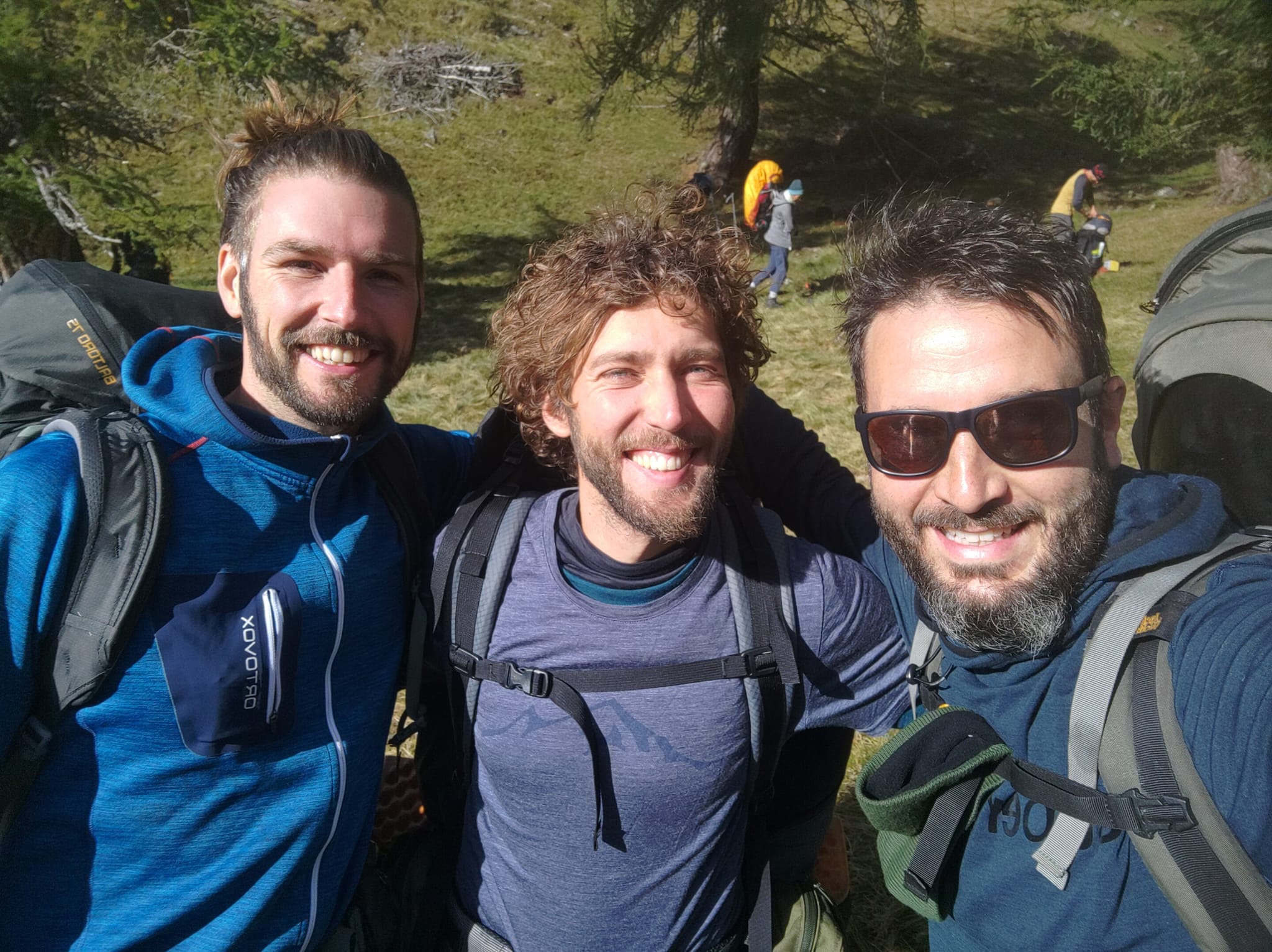 Drei Unternehmer lachen nach einem intensiven Retreat-Tag
